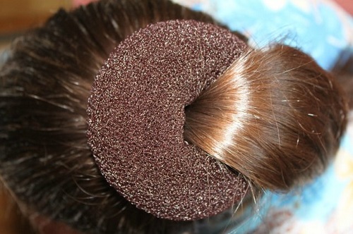 прическа с бубликом для волос способы