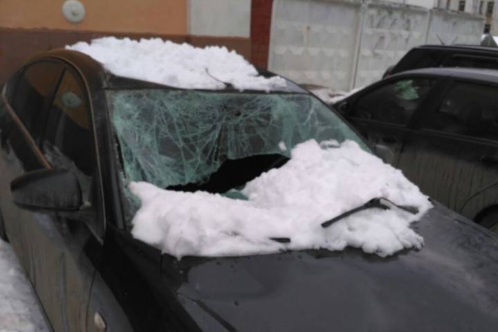 Юрист по вопросам падения снега на автомобиль