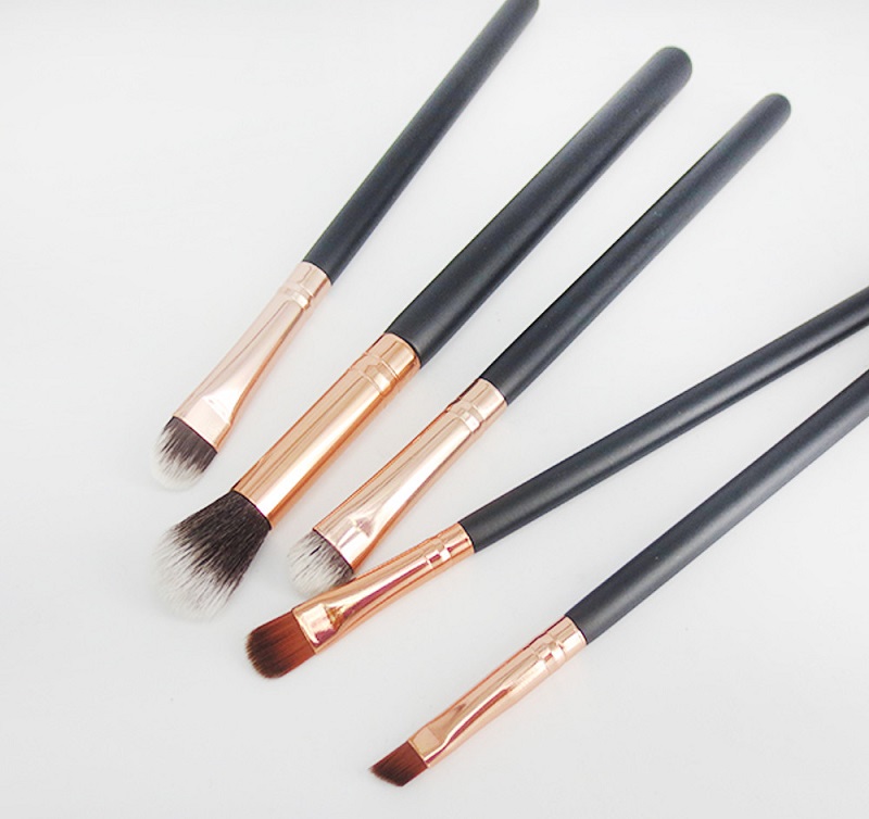 Как правильно выбирать кисть для бровей?