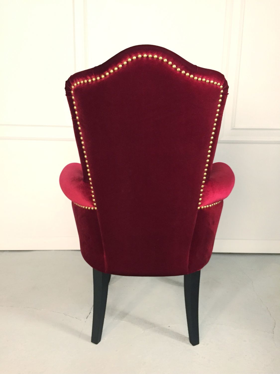 Преимущества бархатных стульев