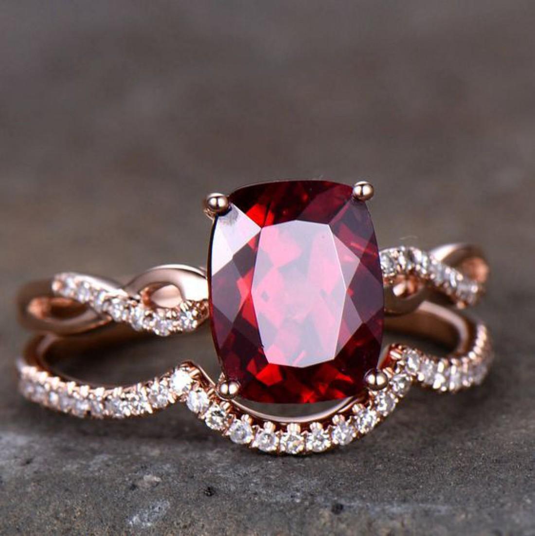 Ювелирные украшения с рубином