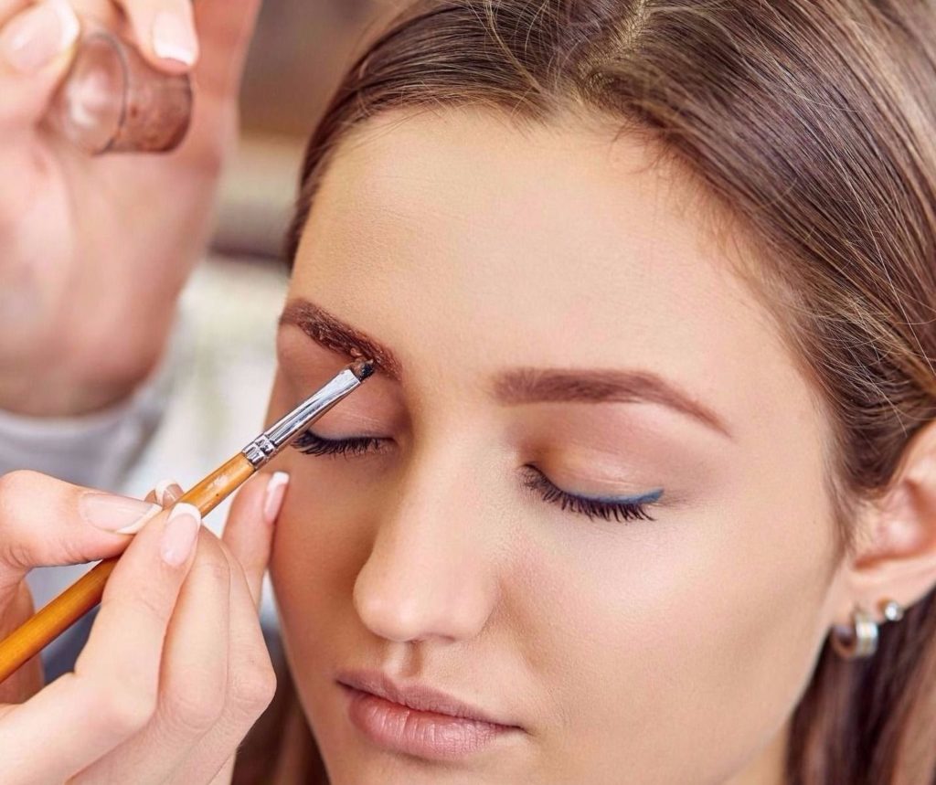 Особенности нанесения краски для бровей: техника и сроки выдержки