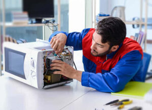 Полное руководство по ремонту микроволновой печи: зачем и как обращаться за помощью к специалистам