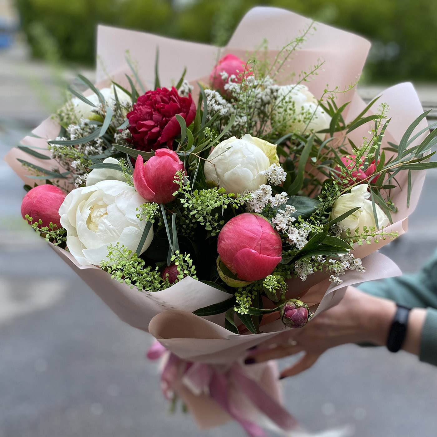 Букеты из пионов и роз