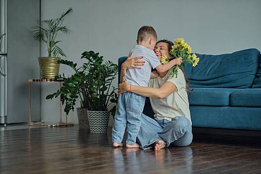 Психолог высказался о допустимости поцелуев детей в губы