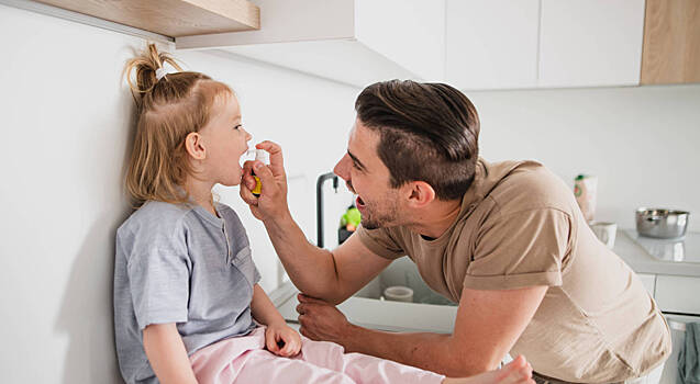 Почему не стоит давать маленьким детям спреи для горла