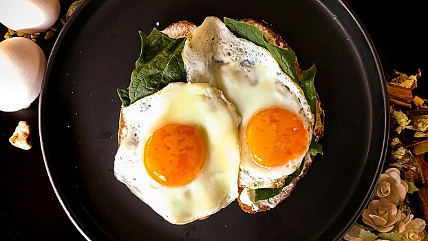 Нутрициолог ответил, можно ли есть сырые яйца