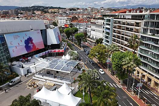 Звездам запретили появляться в «голых» нарядах на Каннском кинофестивале