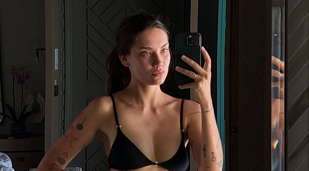 Диджей Карина Истомина снялась в облегающем комбинезоне