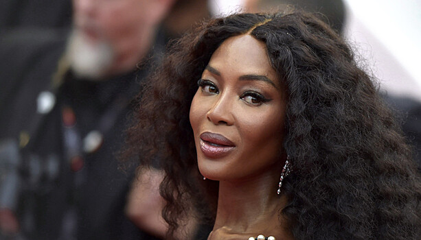 Модель Наоми Кэмпбелл вышла на подиум в черном платье с глубоким декольте