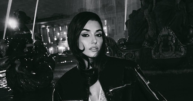 Актриса Ханде Эрчел выложила фото в кружевном платье