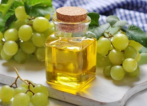 Секреты применения масла виноградной косточки: полезные свойства для волос, масляные маски для всех типов шевелюры методы использования масла виноградной косточки для волос