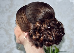 Варианты шикарных и модных вечерних праздничных причесок на средние волосы: пошаговые схемы, инструкция, описание и фото укладок как сделать праздничную прическу на средние волосы