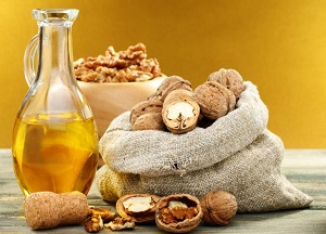 Применение масла грецкого ореха для ухода за волосами: польза и вред, рецепты и методы использование, ореховое масло DNC методы использования орехового масла для волос