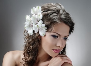 Идеи причесок с кудрями на средние волосы: как создать завитки и быть неотразимой как сделать прическу с кудрями на средние волосы