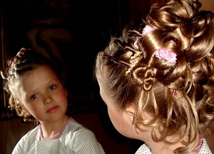 Оригинальные и красивые прически для девочки на длинные волосы: пошаговое выполнение и простор для фантазии как сделать прическу для девочки на длинные волосы