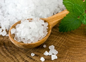 Особенности и правила применения морской соли для волос: цена продукта в аптеке, рецепты масок и скрабов для прядей методы применения морской соли для волос