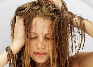 Эффективные методы устранения проблемы или что делать, если волосы очень быстро становятся жирными? Выясняем причину и оздоравливаем локоны как лечить быстро жирнеющие волосы