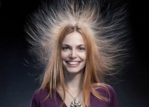 Методы борьбы с проблемой или что делать, если магнитятся волосы: рецепты домашних косметических средств против электризации прядей методы борьбы с намагничиванием волос