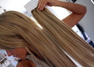 Секреты естественности — прически с накладными прядями на заколках: фото стильных повседневных и торжественных укладок как сделать прическу с накладными прядями на заколках