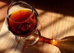 Полезная и действенная маска для волос с коньяком для роста волос, питания, увлажнения и придания объёма как приготовить маску для волос с коньяком