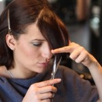 Сам себе парикмахер или как подстричь челку самостоятельно: видео — уроки, полезные рекомендации и пошаговые инструкции как правильно подстричь челку самой себе