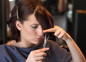 Сам себе парикмахер или как подстричь челку самостоятельно: видео — уроки, полезные рекомендации и пошаговые инструкции как правильно подстричь челку самой себе