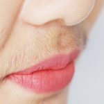 Волосы на лице – это одна из наиболее распространенных причин постоянных слез