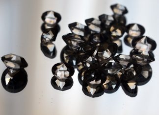 Горный хрусталь и стразы: чем близки два элемента