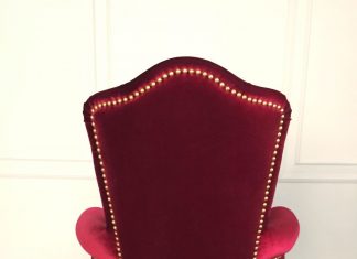 Преимущества бархатных стульев
