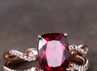 Ювелирные украшения с рубином