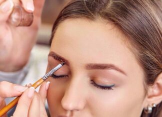 Особенности нанесения краски для бровей: техника и сроки выдержки