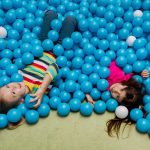 Веселье и безопасность сухих бассейнов с шариками
