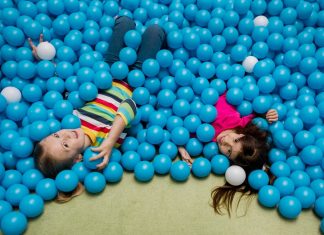 Веселье и безопасность сухих бассейнов с шариками