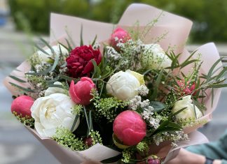 Букеты из пионов и роз