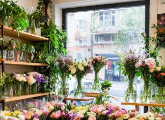 Преимущества и особенности услуг доставки цветов для покупателя