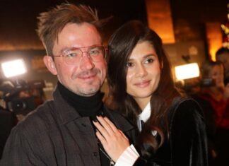 «А как же ребенок?» Недавно родившую жену Саши Петрова в откровенном наряде заметили на отдыхе в Эмиратах