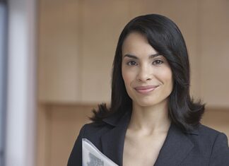 Между женственностью и строгостью: как одеваться в офис и быть в тренде