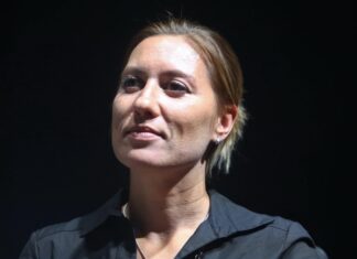 Покинувшая Россию сценаристка «Аутсорса» Анна Козлова не приехала на похороны 19-летнего сына