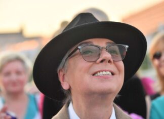 Взгляд точно дедушкин: вдова Юдашкина показала подросшую внучку