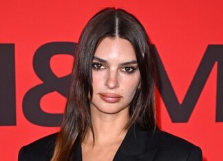 Эмили Ратаковски похвасталась фигурой в кружевном белье