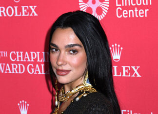 Певица Дуа Липа прогулялась по Италии в «голом» платье с сеткой