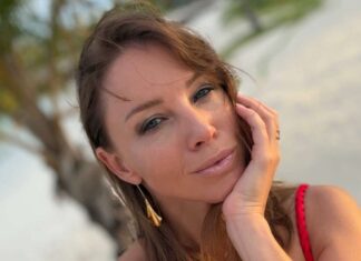 Улетевшая на Мальдивы Полина Диброва устроила фотосессию в красном купальнике