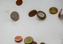 Что делать, если кассир отказывает в покупке из-за того, что ему нечем дать сдачу: требуйте книгу жалоб