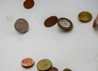 Что делать, если кассир отказывает в покупке из-за того, что ему нечем дать сдачу: требуйте книгу жалоб