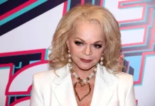 Лариса Долина: «Я не понимала, как жить дальше — мошенники следили за моими детьми»