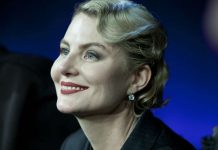 Смелый вырез и роковой взгляд: Рената Литвинова подразнила фанатов