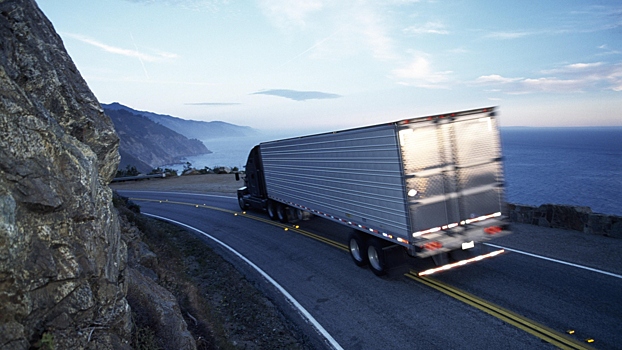 «Самая сексуальная дальнобойщица в мире» в откровенном виде прокатилась за рулем