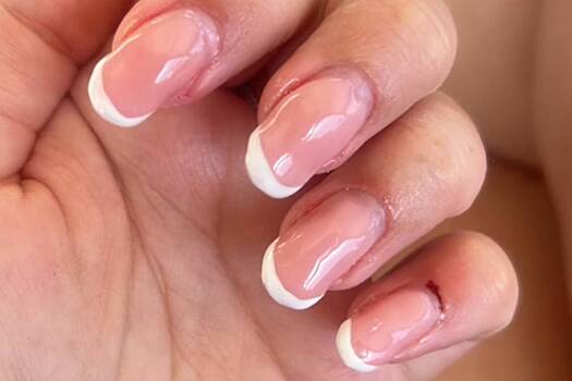 «Ногти после пожара?» Неудачный маникюр девушки обругали в Сети