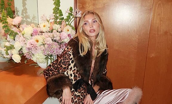 «Ангел» Victoria's Secret снялась в шубе и кружевных колготках